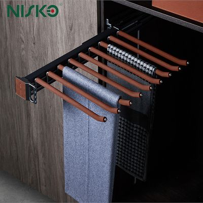 Bom preço Cabides de calças com fechamento suave montados na lateral com barra de couro on-line