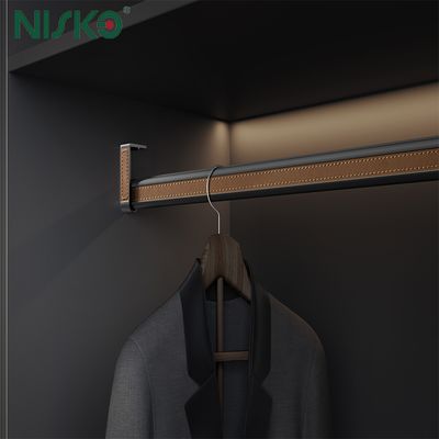 Buon prezzo Armadio appesa bastoncino porta armadio scaffale bastoncini con vestiti leggeri organizzatori di stoccaggio in linea